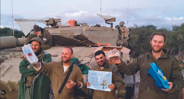 חיילים שקיבלו את העוגות. תגובות מחממות