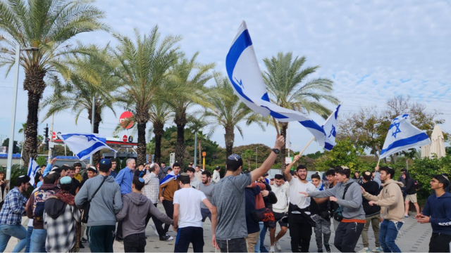 תלמידי אמית כפר בתיה רוקדים בזירת האירוע