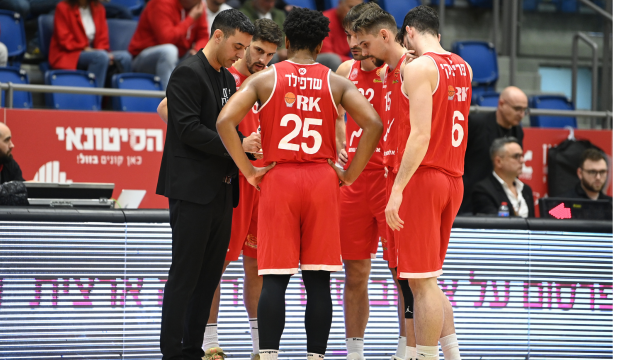 שמיר עם שחקנים במשחק מול חיפה. שישה הפסדים בשבעת המשחקים האחרונים