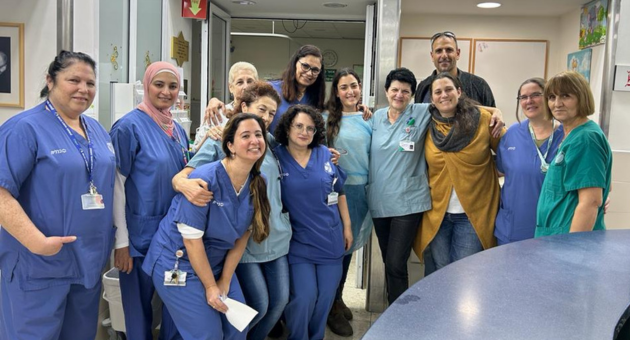 ברקאי (במרכז) עם הוריה וצות הפגיה