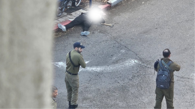 המפגע לאחר שנורה ולידו הגרזן