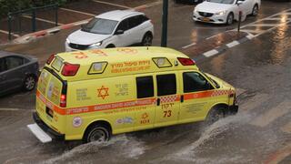 ניידת טיפול נמרץ מד"א בגשם