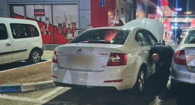 חבלן סורק את הרכב שבו נמצא מטען חבלה