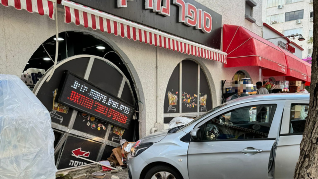 הרכב שנכנס בסופר בפתח תקוה
