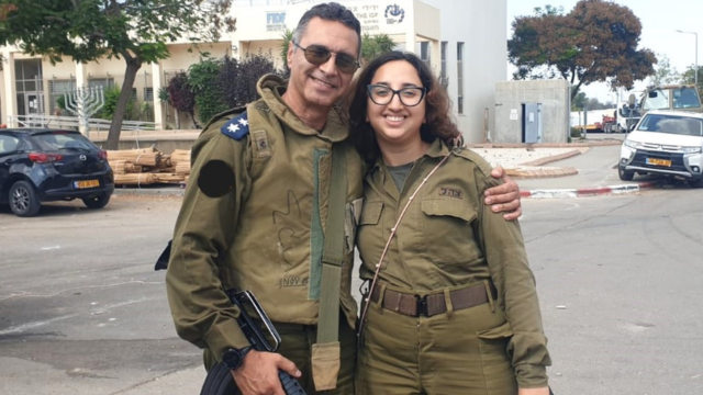 יוסי גופר עם בתו במילואים