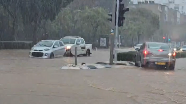 הצפה וחילוץ בשדרות בן צבי בנתניה