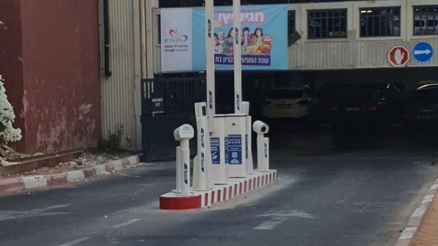 הכניסה לחניון קניון בת ים