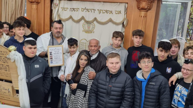 אורי בניטה עם תלמידי כפר בתיה