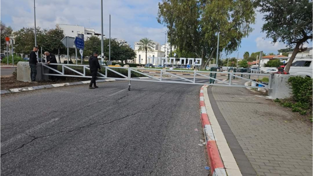 שער בכניסה לפתח תקוה, במחלפון עמישב לכיוון הדר גנים