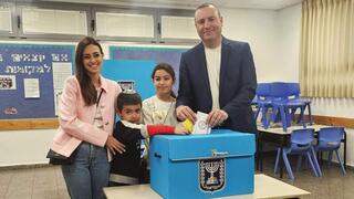 המתמודד לראשות העיר מתן דיל הגיע להצביע