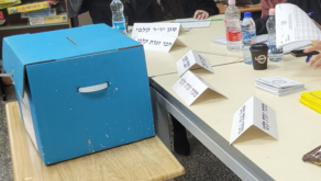קלפי בבית הספר בגין