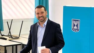 המתמודד לראשות עיריית חולון, שי קינן, הגיע להצביע