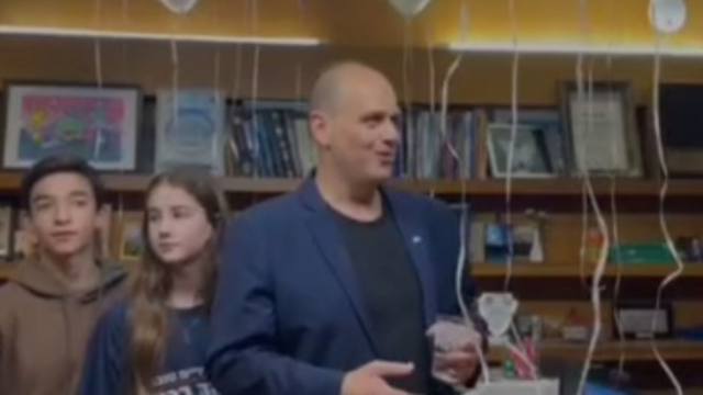 צביקה ברוט הלילה. נאום ניצחון בלשכה
