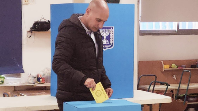 רז שגיא מצביע בקלפי בנווה אפק