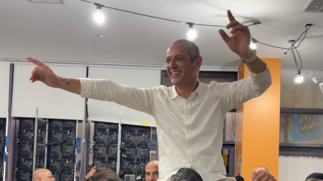 ניר בן חיים חוגג ניצחון בבחירות