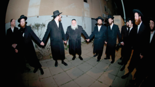 ריקוד הניצחון של חסידי גור בערד. במרכז השר יצחק גולדקנופף