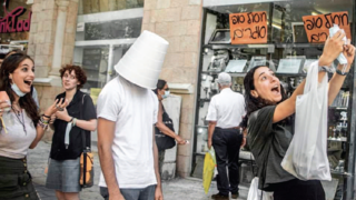 הולך עם דלי על הראש
