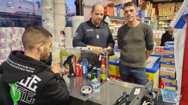אורי זבידה (משמאל) במרכול בום