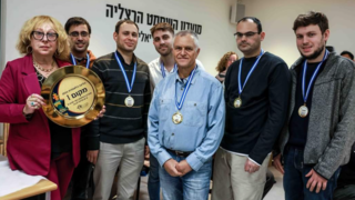 ראשת הקבוצה ומנהלת מועדון השחמט, גב' אילנה דוד ושחקני הקבוצה במעמד הזכיה. 