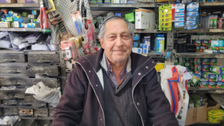 משה חקשור בחנות שלו בעיר העתיקה