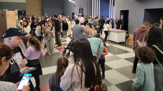 הקהל שהגיע למתחם הוט סינמה בקניון הגדול