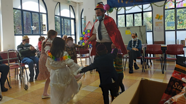 פורים חב"ד. משמחים בבתי האבות