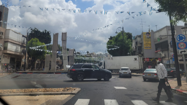 רחוב חיים עוזר בפתח תקוה עם דגלים לקראת עדלאידע 2024