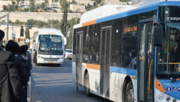 נוסעים ממתינים לאוטובוס