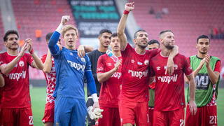 השחקנים חוגגים בסיום. "ברביעי זאת כבר אופרה אחרת"