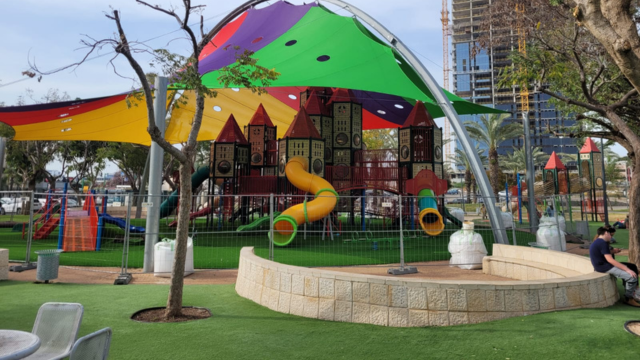 מתחם המשחקים בפארק הגדול פתח תקוה