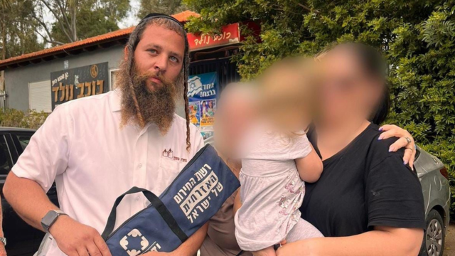מתנדב ידידים שלמה פוקס עם האם הנרגשת ובתה