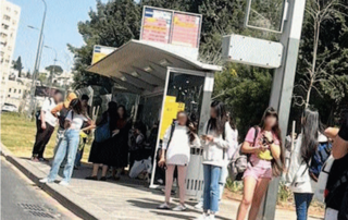 תלמידים בתחנה מחוץ לבית הספר
