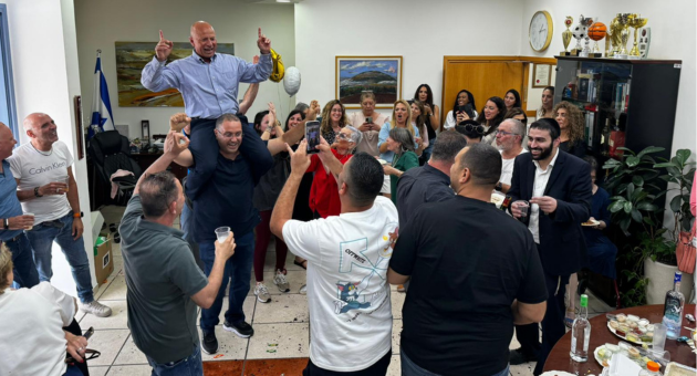 אלקבץ חוגג בלשכה את הניצחון המוחלט