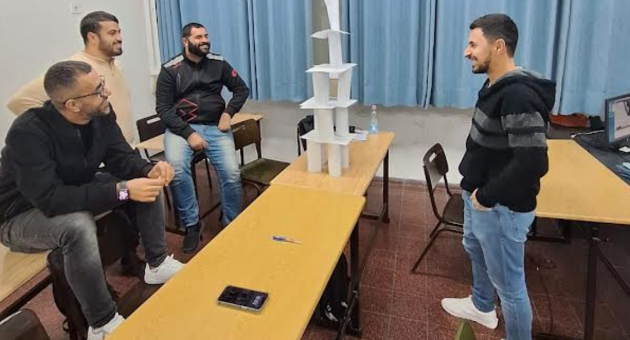 סטודנטים שנה ב' במגמת תעשייה וניהול, בתרגיל על עבודת צוות במסגרת קורס העוסק במיומנויות ניהול שונות