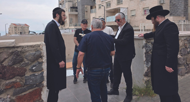 שמעון כהן בשטח. מטפל בעשרות פניות בשבוע