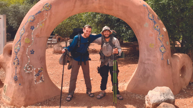 זוג המטיילים מפתח תקוה