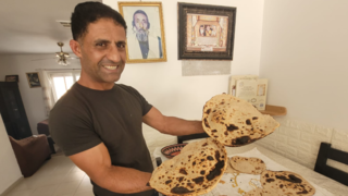 החתן שמעון עם לחם הטאבון