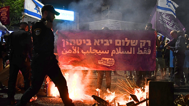 אש בהפגנה בחורב