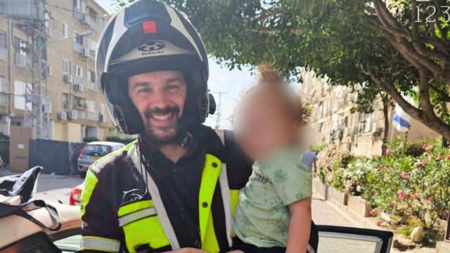 המתנדב משה דב והפעוט
