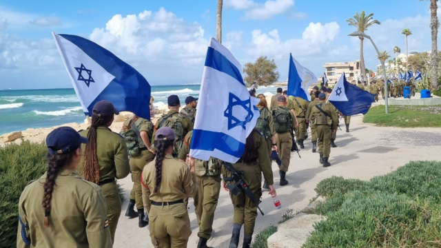 צעדת אנשי זרוע הים בבת גלים