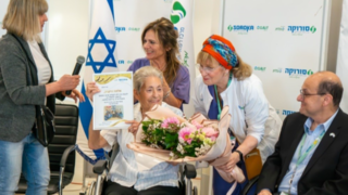 אלמה אברהם עם הצוות בסורוקה