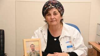 מרים (מימי) לוי עם תמונת בנה צביקה ז"ל