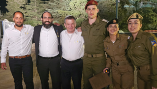 ד"ר דן שוורצפוקס עם מטופלי סורוקה