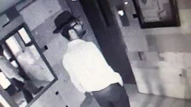 הפורץ ברחוב דליה נקלט בעדשות מצלמות האבטחה