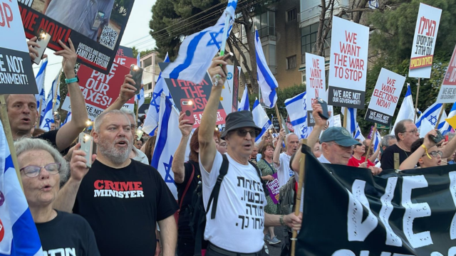 עו"ד גונן בן יצחק בצעדה מהאודיטוריום לחורב