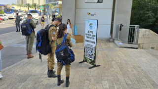 מחלקים לחיילים של מודיעין