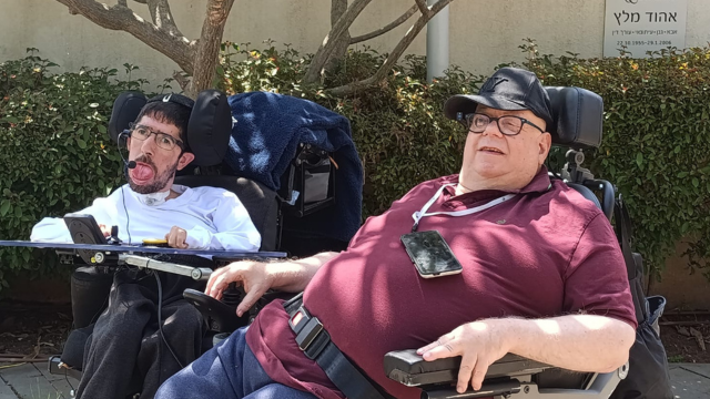 עמית ושימי. "מגלגלים זכרון"