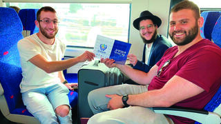 גפן (מימין) ברכבת