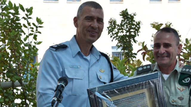 מימין: המפקד היוצא שמעון דהאן והמפקד החדש שרון מנור