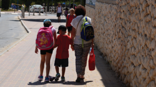 ילדים בדרכם מהצהרון הביתה
